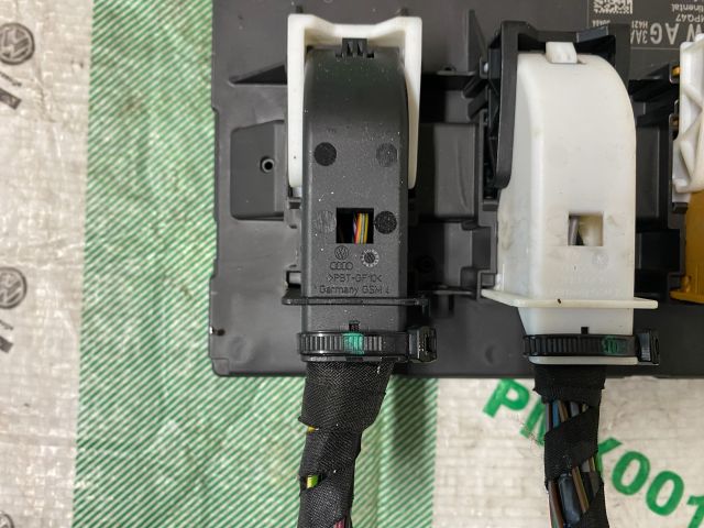 bontott VW PASSAT B7 Biztosítéktábla Utastér