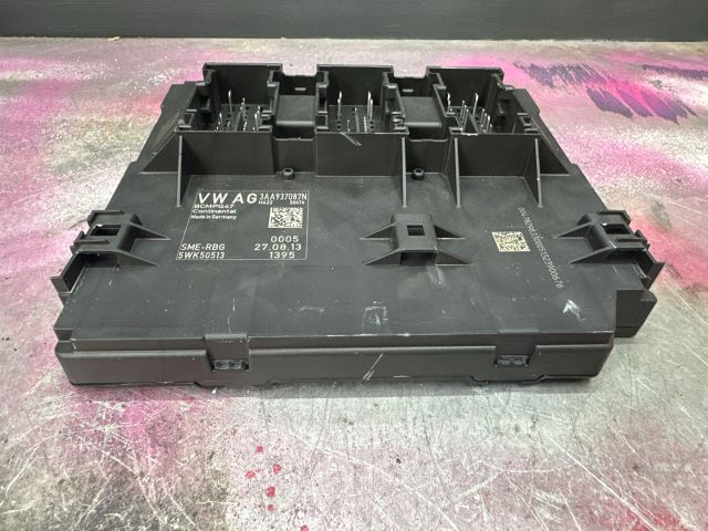 bontott VW PASSAT B7 Biztosítéktábla Utastér