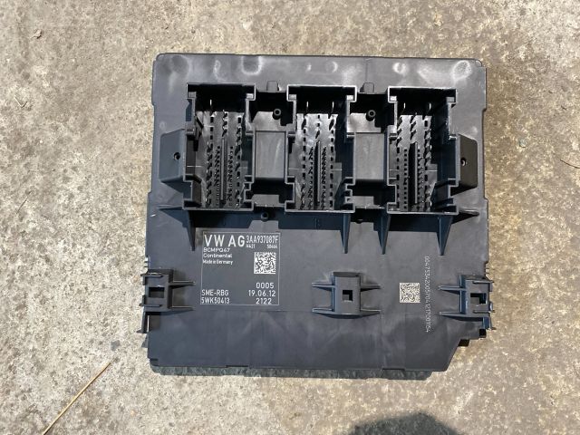 bontott VW PASSAT B7 Biztosítéktábla Utastér