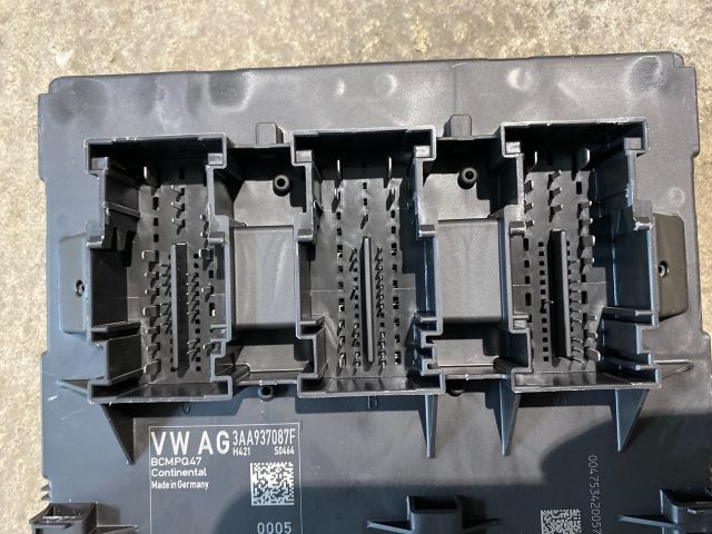 bontott VW PASSAT B7 Biztosítéktábla Utastér