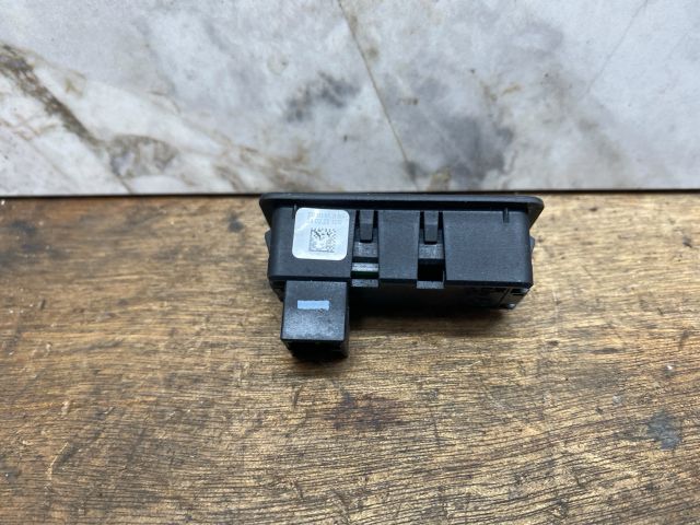 bontott VW PASSAT B7 Csomagtérajtó Kapcsoló