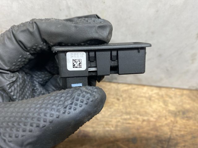 bontott VW PASSAT B7 Csomagtérajtó Kapcsoló