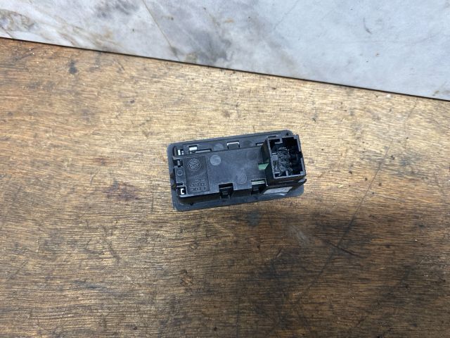 bontott VW PASSAT B7 Csomagtérajtó Kapcsoló