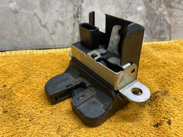 bontott VW PASSAT B7 Csomagtérajtó Zárszerkezet