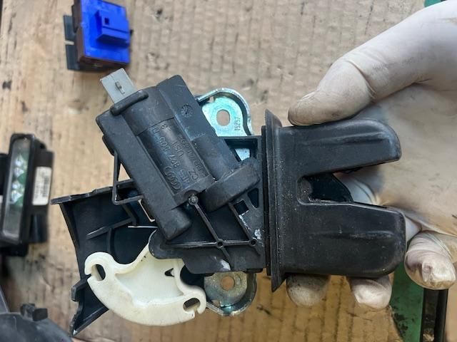 bontott VW PASSAT B7 Csomagtérajtó Zárszerkezet