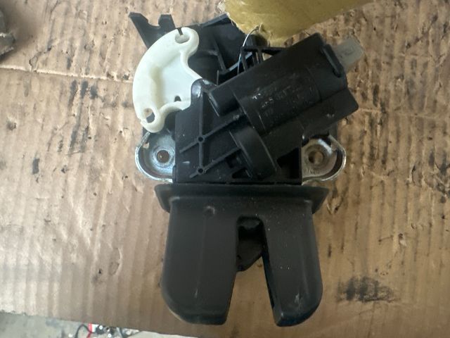 bontott VW PASSAT B7 Csomagtérajtó Zárszerkezet