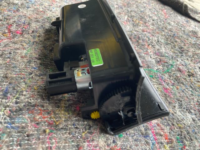 bontott VW PASSAT B7 Első Hamutartó