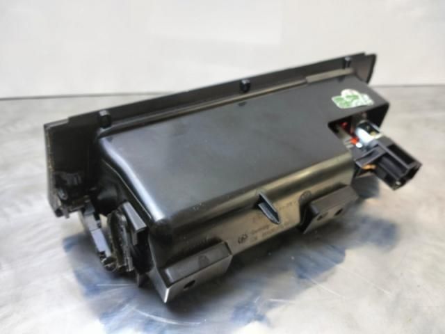 bontott VW PASSAT B7 Első Hamutartó