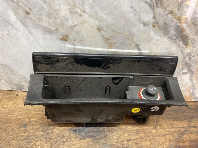 bontott VW PASSAT B7 Első Hamutartó