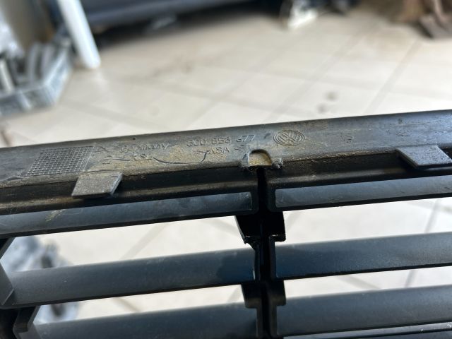 bontott VW PASSAT B7 Első Lökhárító Alsó Középső Díszrács