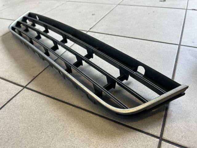 bontott VW PASSAT B7 Első Lökhárító Alsó Középső Díszrács