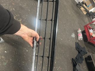 bontott VW PASSAT B7 Első Lökhárító Alsó Középső Díszrács