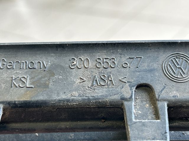 bontott VW PASSAT B7 Első Lökhárító Alsó Középső Díszrács