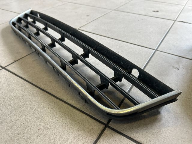 bontott VW PASSAT B7 Első Lökhárító Alsó Középső Díszrács