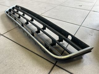 bontott VW PASSAT B7 Első Lökhárító Alsó Középső Díszrács