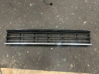 bontott VW PASSAT B7 Első Lökhárító Alsó Középső Díszrács