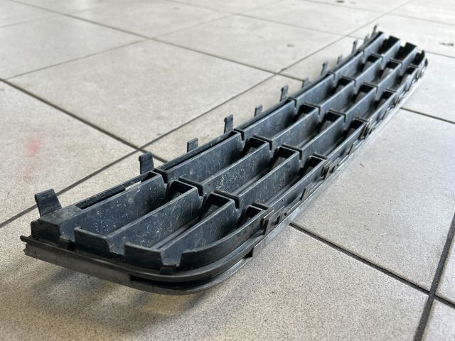 bontott VW PASSAT B7 Első Lökhárító Alsó Középső Díszrács