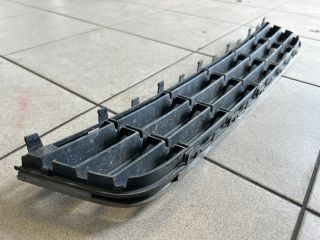 bontott VW PASSAT B7 Első Lökhárító Alsó Középső Díszrács