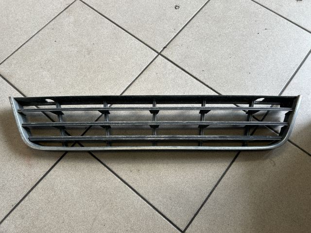 bontott VW PASSAT B7 Első Lökhárító Alsó Középső Díszrács