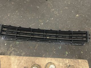 bontott VW PASSAT B7 Első Lökhárító Alsó Középső Díszrács