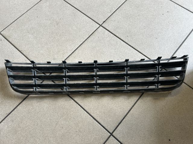 bontott VW PASSAT B7 Első Lökhárító Alsó Középső Díszrács