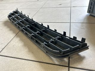 bontott VW PASSAT B7 Első Lökhárító Alsó Középső Díszrács