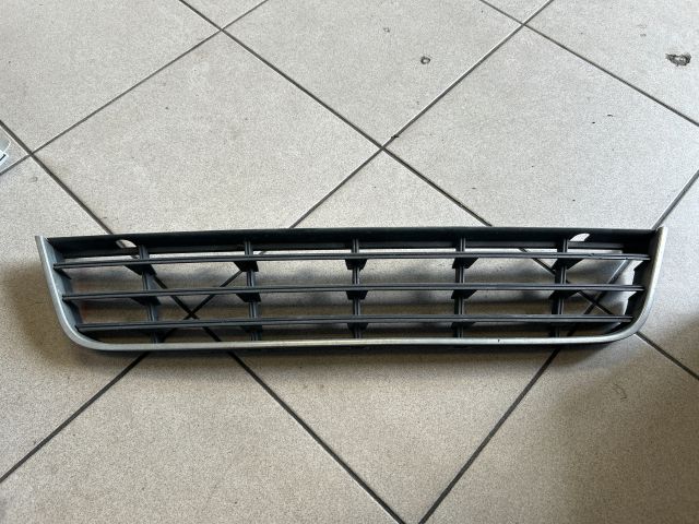 bontott VW PASSAT B7 Első Lökhárító Alsó Középső Díszrács