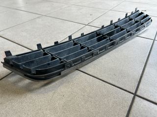 bontott VW PASSAT B7 Első Lökhárító Alsó Középső Díszrács