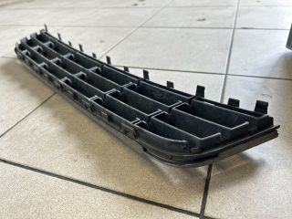 bontott VW PASSAT B7 Első Lökhárító Alsó Középső Díszrács