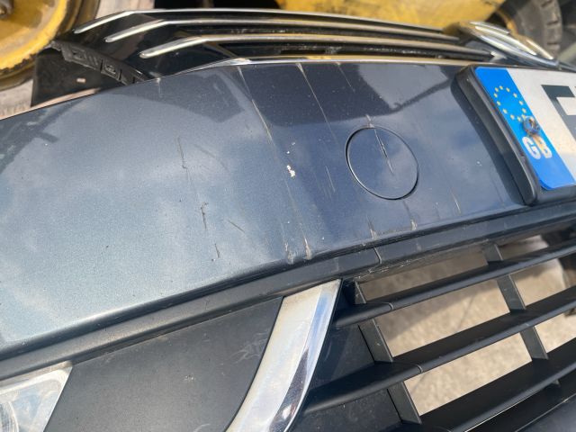 bontott VW PASSAT B7 Első Lökhárító (Részeivel)