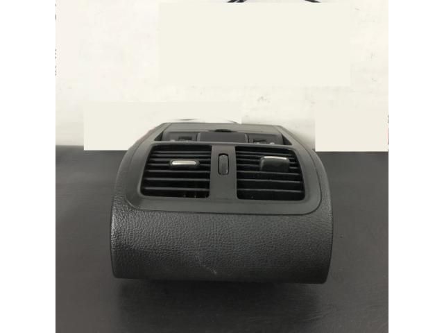 bontott VW PASSAT B7 Hátsó középső Szellőző