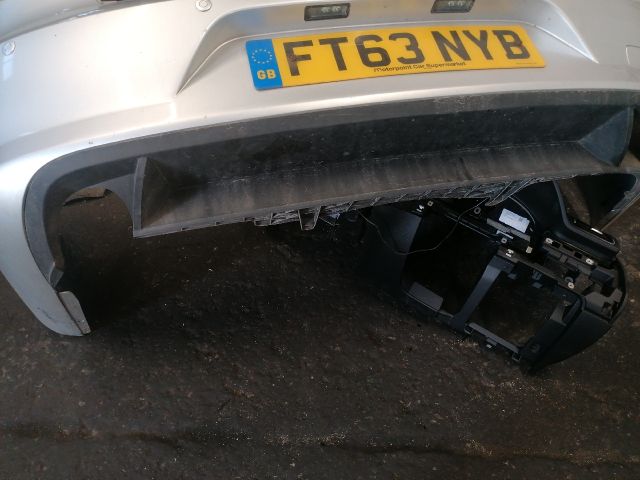 bontott VW PASSAT B7 Hátsó Lökhárító (Részeivel)