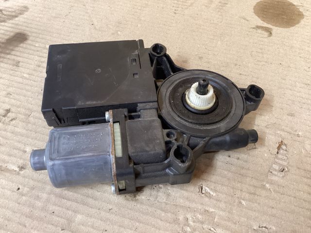 bontott VW PASSAT B7 Jobb első Ablakemelő Motor