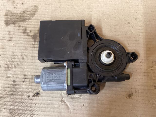 bontott VW PASSAT B7 Jobb első Ablakemelő Motor