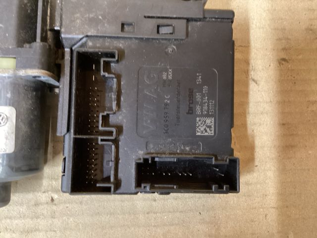 bontott VW PASSAT B7 Jobb első Ablakemelő Motor