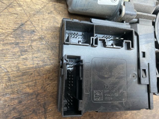 bontott VW PASSAT B7 Jobb első Ablakemelő Motor