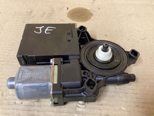 bontott VW PASSAT B7 Jobb első Ablakemelő Motor