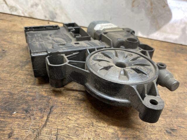 bontott VW PASSAT B7 Jobb első Ablakemelő Motor