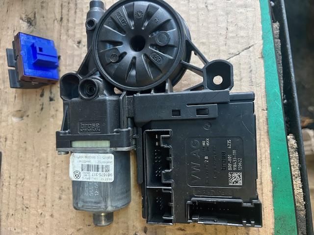 bontott VW PASSAT B7 Jobb első Ablakemelő Motor