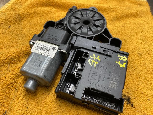 bontott VW PASSAT B7 Jobb első Ablakemelő Motor