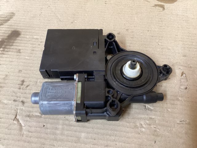 bontott VW PASSAT B7 Jobb első Ablakemelő Motor