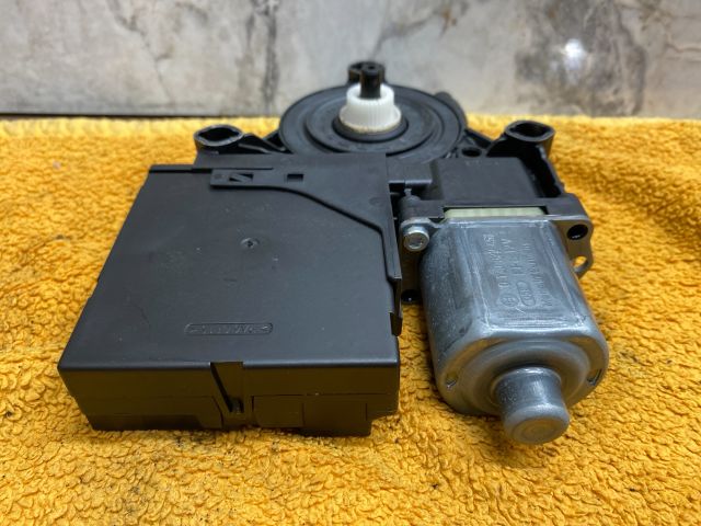 bontott VW PASSAT B7 Jobb első Ablakemelő Motor