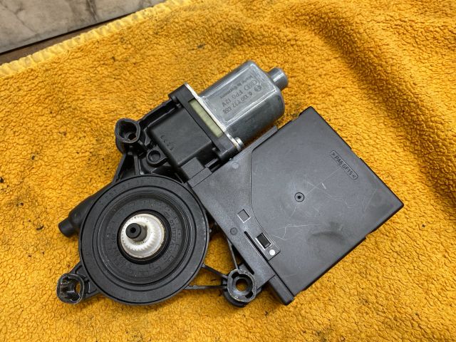 bontott VW PASSAT B7 Jobb első Ablakemelő Motor