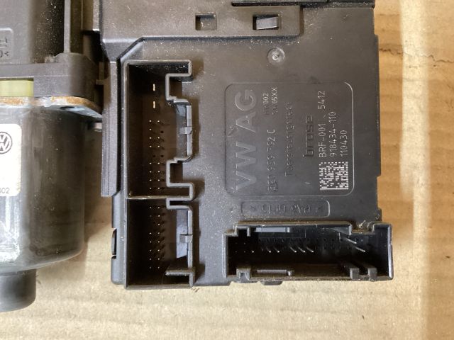 bontott VW PASSAT B7 Jobb első Ablakemelő Motor