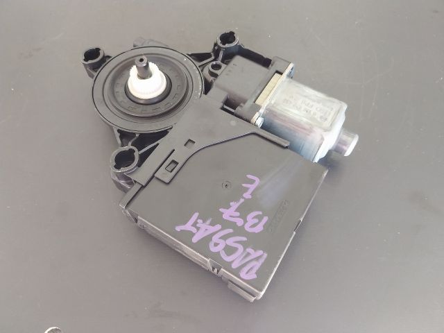 bontott VW PASSAT B7 Jobb első Ablakemelő Motor