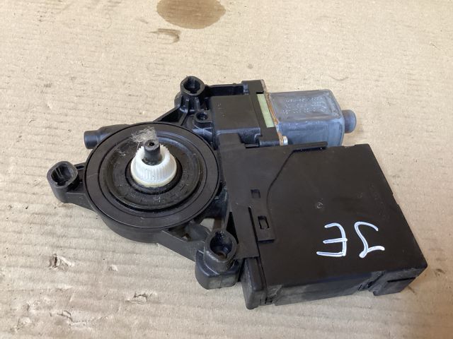 bontott VW PASSAT B7 Jobb első Ablakemelő Motor