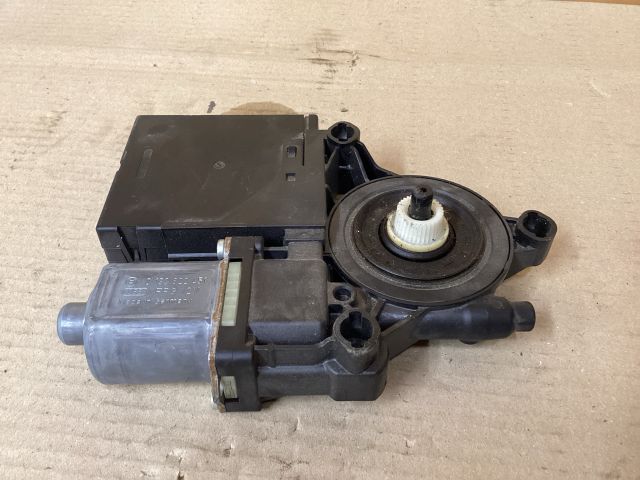 bontott VW PASSAT B7 Jobb első Ablakemelő Motor