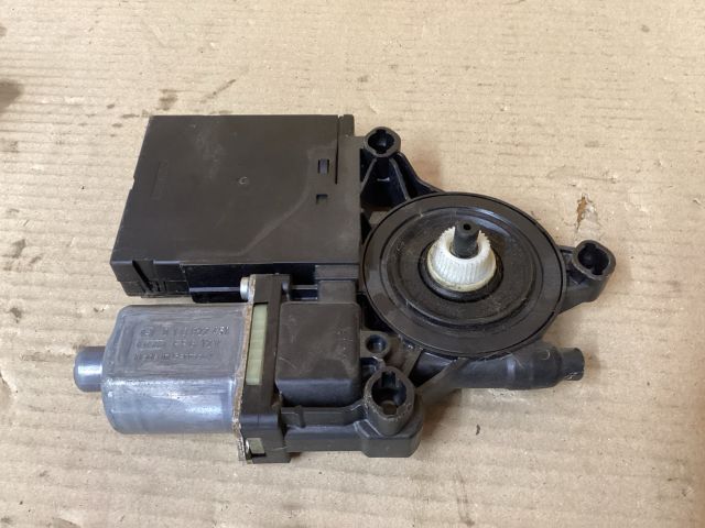 bontott VW PASSAT B7 Jobb első Ablakemelő Motor