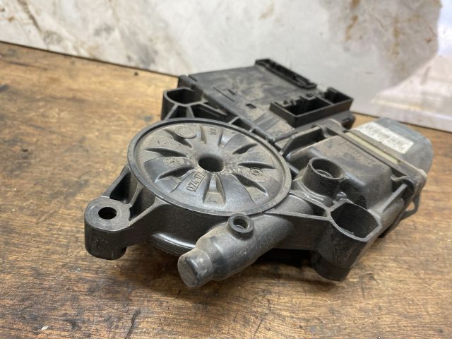 bontott VW PASSAT B7 Jobb első Ablakemelő Motor