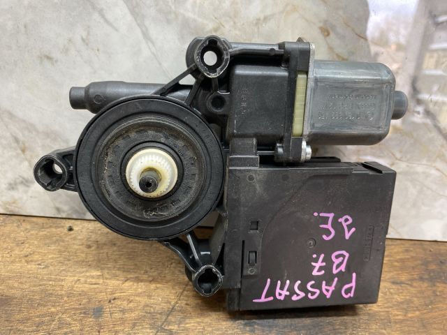 bontott VW PASSAT B7 Jobb első Ablakemelő Motor